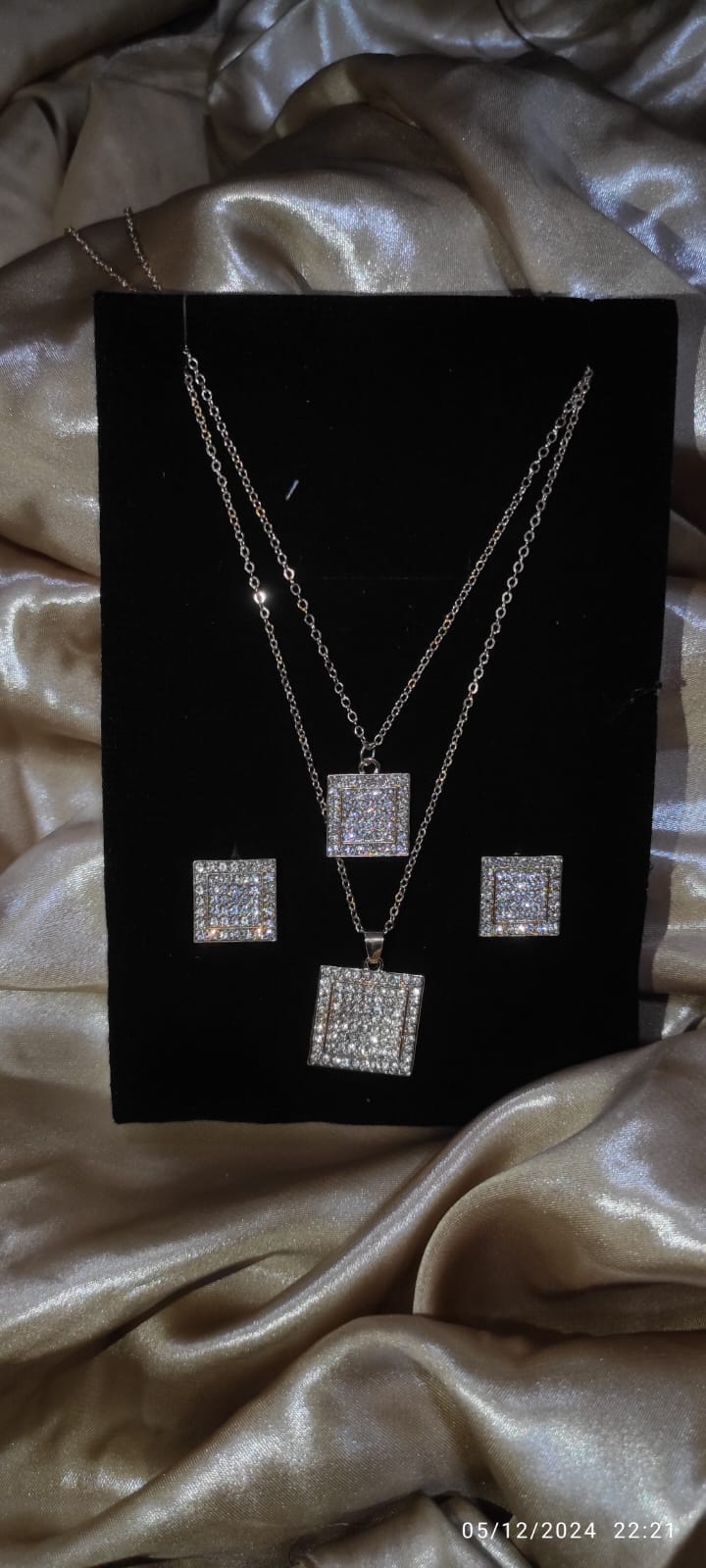 Square zircon pendant set